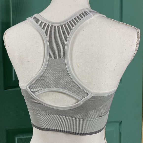 M - Puma New - Sports Bra - Picture 3 of 5